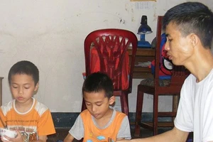 Báo SGGP trao tiền hỗ trợ 3 bố con bị bệnh tan máu bẩm sinh tại Nghệ An