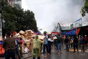 Cháy kho chứa hàng ở chợ lớn nhất Nghệ An