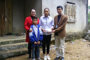Báo Sài Gòn Giải Phóng trao quà cho 2 chị em nghèo học giỏi tại Nghệ An