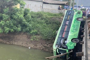 Xe khách lao xuống sông, 1 người chết, 5 người bị thương nặng