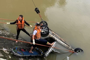 Taxi lao xuống sông, 1 người chết, 1 người mất tích