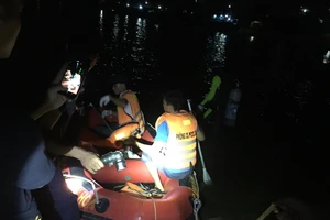 Lật đò chở 7 người trên sông Lạch Bạng, 1 người mất tích