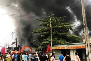 Cháy chợ Còng ở Thanh Hóa, hàng trăm ki ốt bị thiêu rụi