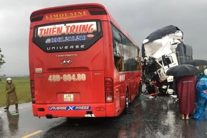 Xe khách va chạm xe tải, 1 người chết, 15 người bị thương