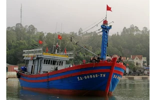 Tàu cá NA 90942TS cùng 14 ngư dân đã được đưa vào cảng Lạch Quèn an toàn.