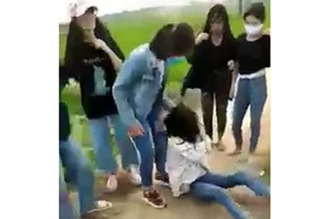 Nhóm nữ sinh thay nhau đánh em L.T.L. .Ảnh cắt từ clip