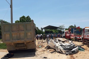 Xe tải chở đất đè bẹp ô tô con, 3 người chết, 1 người bị thương 