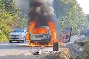 Ô tô 7 chỗ bất ngờ cháy rụi trên đường Hồ Chí Minh