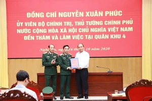 Thủ tướng Nguyễn Xuân Phúc thăm và làm việc tại Quân khu 4, tỉnh Nghệ An