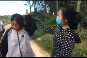 Nữ sinh đánh bạn dã man bằng mũ bảo hiểm