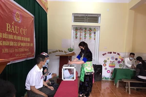 Sáng nay 21-5, hơn 42.000 cử tri 4 huyện rẻo cao ở Nghệ An đi bầu cử sớm