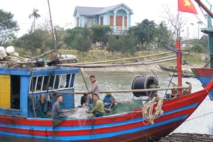 Thanh Hóa hỗ trợ máy dò cá giúp ngư dân vươn khơi