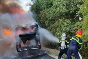 Nghệ An: Cháy xe khách chở người hoàn thành cách ly về quê