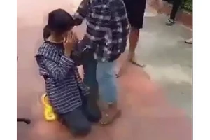 Thanh Hóa: Nữ sinh bị hành hung, bắt quỳ gối giữa sân trường