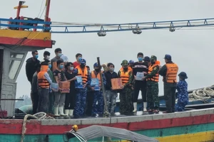 Cứu 16 ngư dân Nghệ An gặp nạn trên biển
