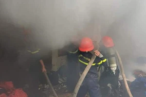Nghệ An: Cảnh sát giải cứu 2 người thoát khỏi đám cháy nhà