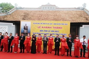 Lãnh đạo tỉnh Thanh Hóa và Bộ VH-TT-DL cắt băng khánh thành Đền thờ Lê Văn Hưu