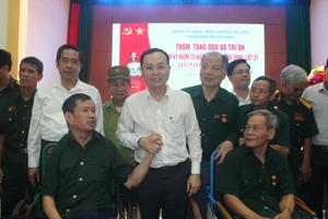 Đoàn công tác TPHCM thăm, tặng quà tri ân thương bệnh binh tại Nghệ An