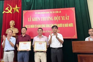 Nghệ An: Khen thưởng 2 cá nhân cứu nhóm trẻ khỏi đuối nước