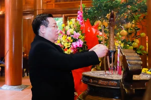 Chủ tịch Quốc hội Vương Đình Huệ dâng hương tưởng niệm Chủ tịch Hồ Chí Minh và chúc tết tại Nghệ An
