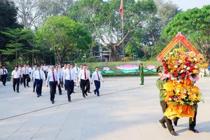 Đoàn đại biểu TPHCM và các tỉnh dâng hoa, dâng hương tưởng niệm Chủ tịch Hồ Chí Minh