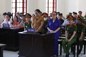 Bị cáo Lê Thị Dung (áo xanh) tại tòa