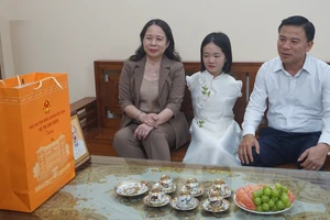 Phó Chủ tịch nước Võ Thị Ánh Xuân thăm, tặng quà cô giáo “vẽ đời mình bằng chân” 