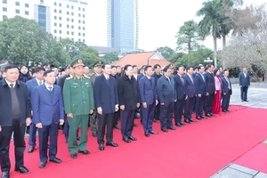 Thủ tướng Phạm Minh Chính dâng hoa, dâng hương tưởng niệm Chủ tịch Hồ Chí Minh 