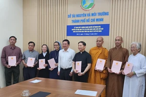 Sở TN-MT TPHCM trao sổ hồng cho 12 cơ sở tôn giáo