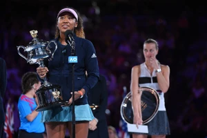 Naomi Osaka xúc động khi phát biểu trên bục nhận giải