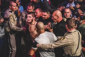 Khabib bị cảnh sát và nhân viên an ninh dẫn giải sau vụ ẩu đả ở sự kiện UFC 229