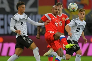 Ari trong màu áo tuyển Nga khi đối đầu với tuyển Đức hồi cuối năm ngoái
