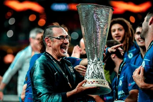Với ngôi vô địch Europa League, Sarri chợt trở nên có giá