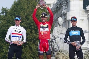 Cobo (giữa) thắng Áo đỏ Vuelta a Espana 2011, và Froome (bên phải) xếp hạng nhì