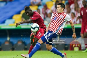 Almoez Ali và cú dứt điểm "mở toang" lưới tuyển Paraguay