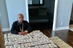 "Money" Mayweather khoe 2 triệu USD tiền mặt trên bàn