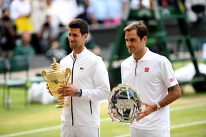 Djokovic và Federer trên bục nhận giải thưởng ở chung kết Wimbledon 2019