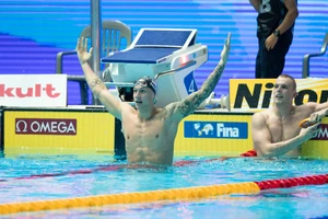 Dressel ăn mừng thành tích phá KLTG của Phelps