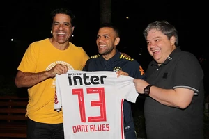 Dani Alves sẽ khoác áo Sao Paulo từ mùa này