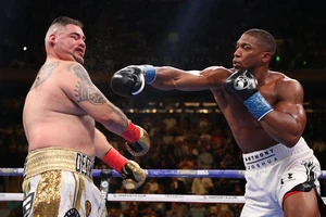 AJ ra đòn trúng mặt Andy Ruiz