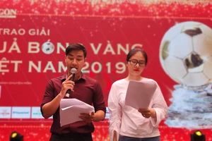MC Nguyên Khang và Vân Trang trong buổi tổng dượt chương trình Lễ trao giải Quả bóng Vàng Việt Nam 2019.