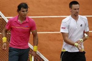 Soderling (áo trắng) sau chiến thắng kinh điển trước Nadal ở Rolang Garros 2009