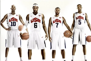 Kobe Bryant (thứ 2 từ trái qua) và Kevin Durant (ngoài cùng bên phải) ở đấu trường Olympic