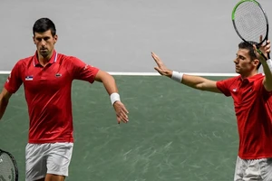 Djokovic (trái) gánh vác đại cuộc