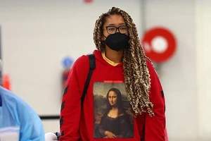 Naomi Osaka mặc chiếc áo Mona Lisa tại phi trường ở Melbourne