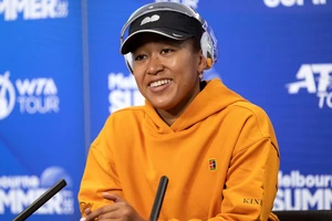 Naomi Osaka tươi cười trong phòng họp báo đầu năm 2022