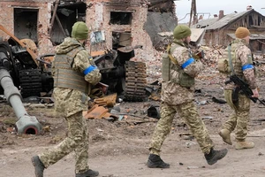 Binh sĩ Ukraine làm nhiệm vụ tại Đông Kiev. Ảnh: AP