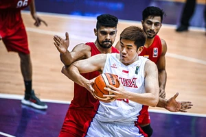Delvin Goh trong màu áo tuyển bóng rổ Singepore