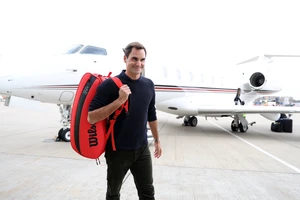 Federer xuống phi trường tại London
