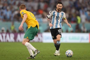 Messi khiêu vũ với quả bóng trong trận thắng Australia